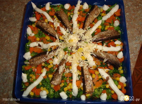 Салат со шпротами и кукурузой