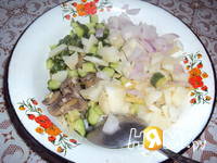 Приготовление салата из жареных грибов с огурцом: шаг 1