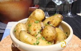 Молодой картофель с чесноком и петрушкой