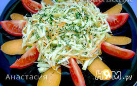Яркий овощной салат со свежим кабачком