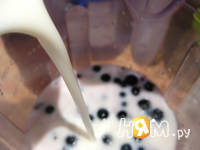 Приготовление молочного коктейля со смородиной: шаг 4