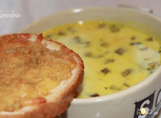 Сливочный грибной суп с чесночными гренками