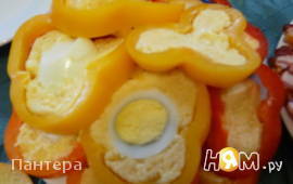Перец фаршированный яйцами и  сыром 