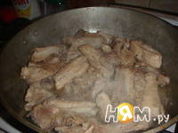 Приготовление свиных ребер в пиве с картошкой: шаг 5