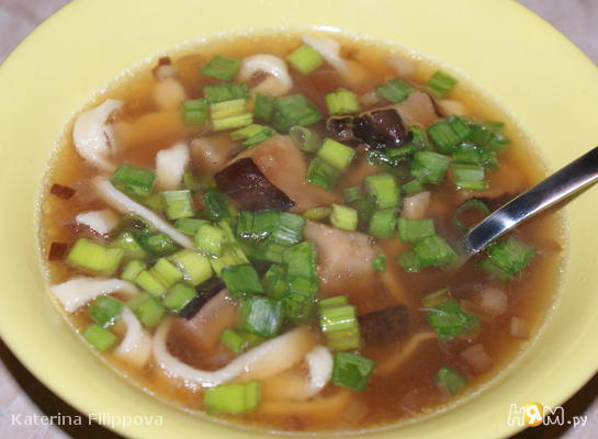 Рецепт Зимний суп с шиитаке, запеченным чесноком и лапшой