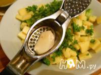 Приготовление салата с креветками и авокадо: шаг 7
