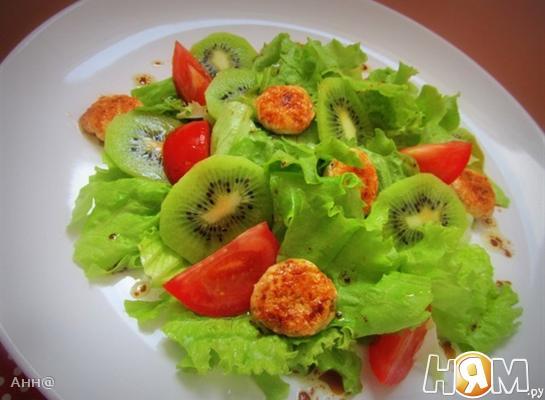 Рецепт Лёгкий салат с киви и куриным филе