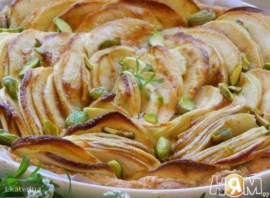 Яблочный пирог с фисташками и марципаном