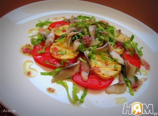 Салат с сельдью и картофелем под луковым соусом