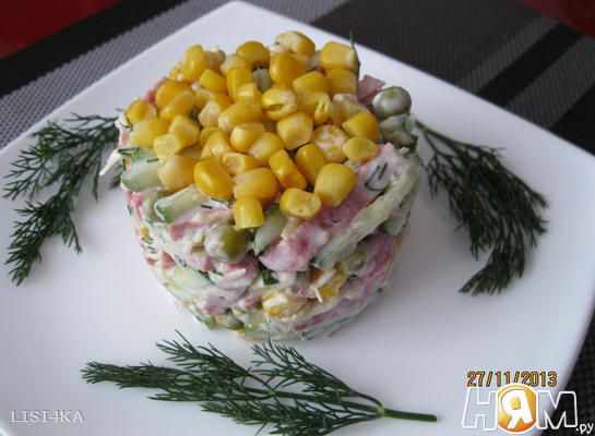 Рецепт Салат с кукурузой и колбасой