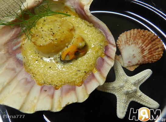 Морские гебешки на сковороде в сливочном соусе с беконом