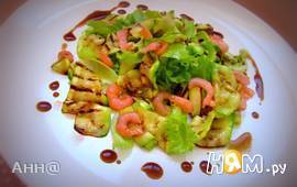Салат с креветками и кабачками-гриль