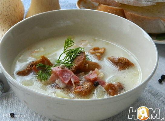 Сырный суп с лисичками и беконом