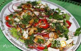 Овощной салат с курочкой и жареными шампиньонами