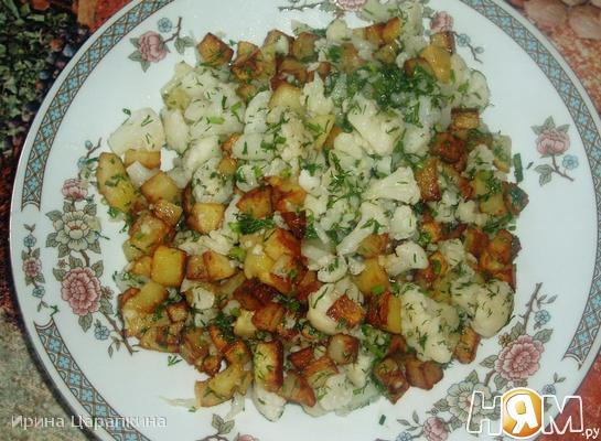 Теплый салат с цветной капустой и картофелем