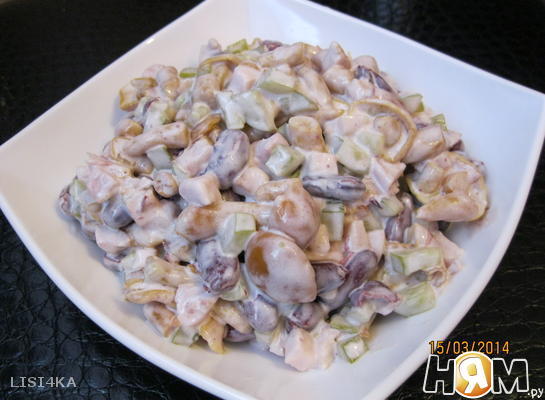 Салат с маринованными опятами, фасолью и яйцами: рецепт - Лайфхакер