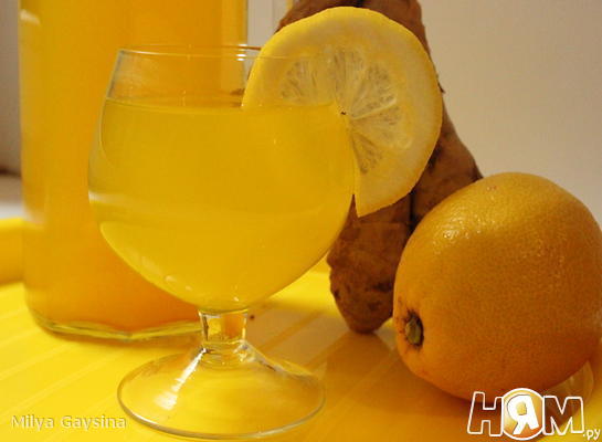 Напиток с имбирем, лимоном и куркумой