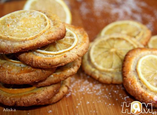 Миндальное печенье с дольками лимона.