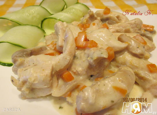 Рецепт Курица в молочно-сметанном соусе с грибами