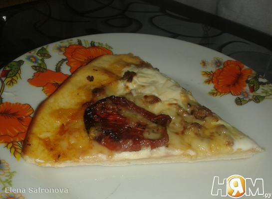 Пицца с вялеными помидорками и сливочным сыром