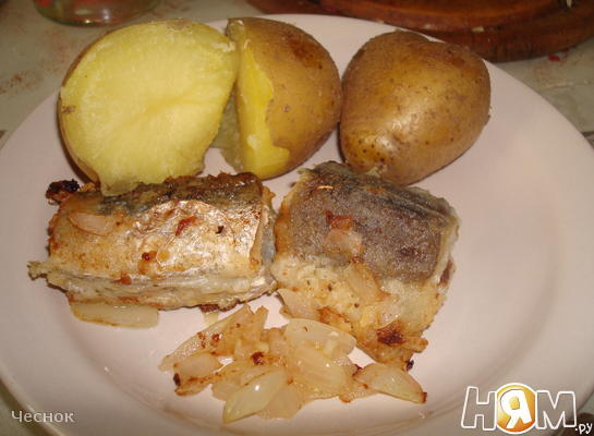 Жареная рыба (хек) с картошкой и луком