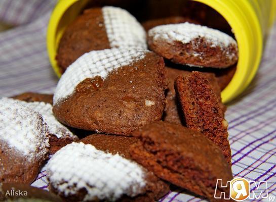 Рецепт Шоколадное печенье с изюмом и орехами