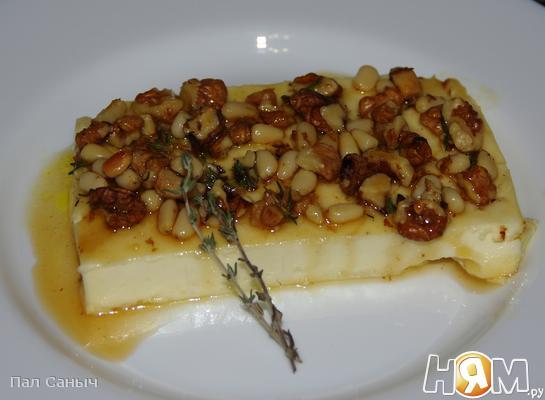 Рецепт Запеченный сыр Фета с орешками и медом