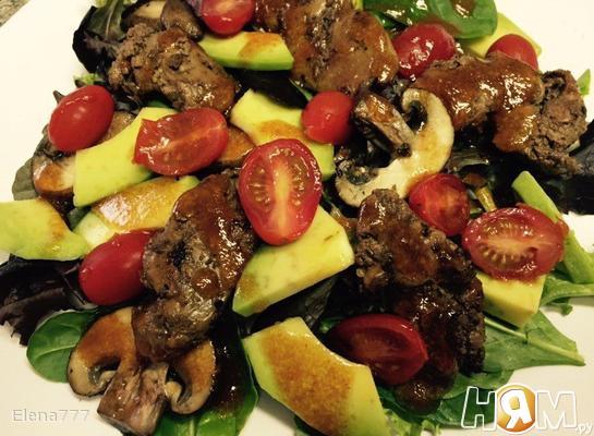 Рецепт Тёплый салат с куриной печенью, грибами и авокадо