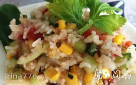 Рисовый салат с огурцами и сладкой кукурузой