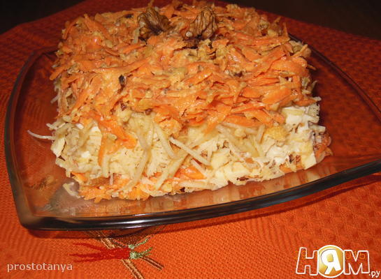 Салат с омлетом, морковью, яблоком и сыром