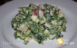 Пикантный зеленый салат с редисом