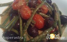 Салат с томатами, фасолью и оливками