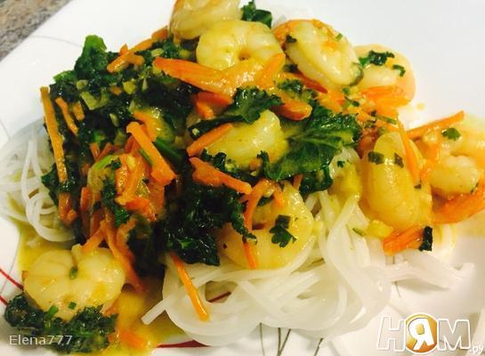 Рецепт Карри с креветками, капустой кале и рисовой лапшой