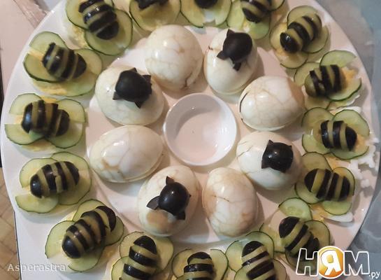 Фаршированные яйца Пчелки