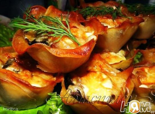 Картофельные корзиночки с мясом и грибами