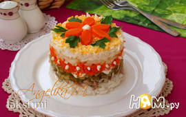 Слоёный салат с рисом, яйцом и сардинами