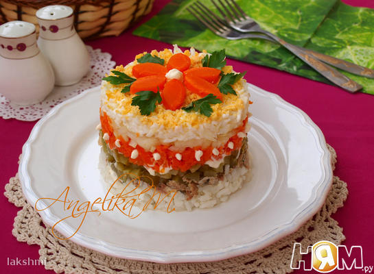 Слоёный салат с рисом, яйцом и сардинами