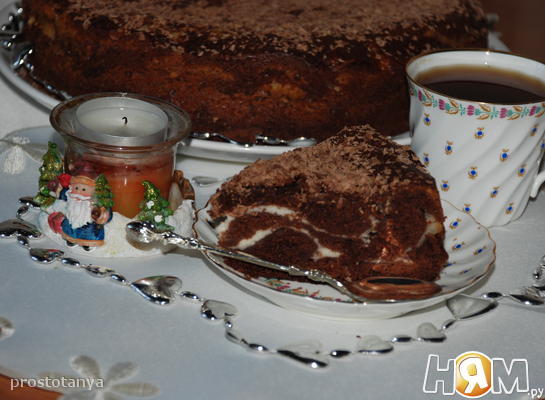 Шоколадный пирог с творожно-сливочной начинкой.