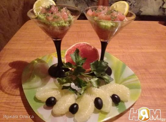 Салат-коктейль из семги, авокадо и грейпфрута