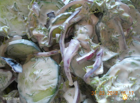 Огуречный салат с соусом 