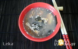 Мисо-суп с мидиями и рисовой вермишелью 