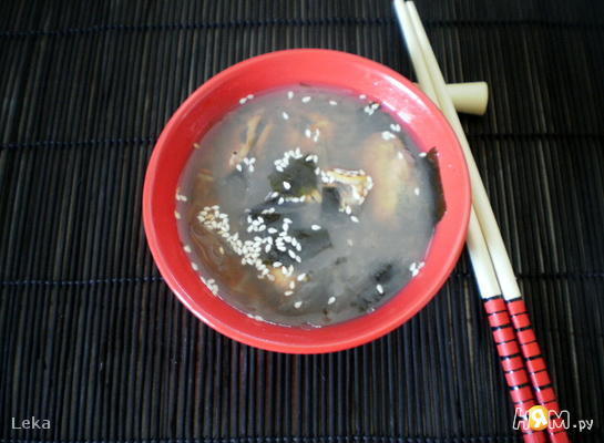 Мисо-суп с мидиями и рисовой вермишелью 