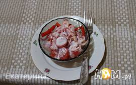 Красный креветочно-овощной салат