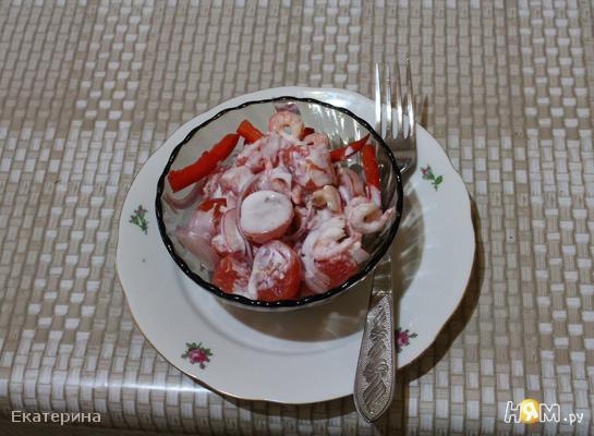 Красный креветочно-овощной салат
