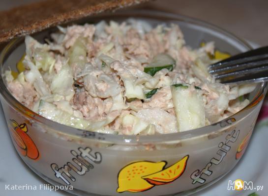 Салат из капусты с тунцом