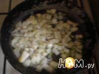 Приготовление яйца под сыром в томатной подливе: шаг 1