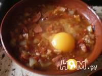 Приготовление яйца под сыром в томатной подливе: шаг 3