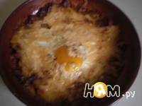 Приготовление яйца под сыром в томатной подливе: шаг 5