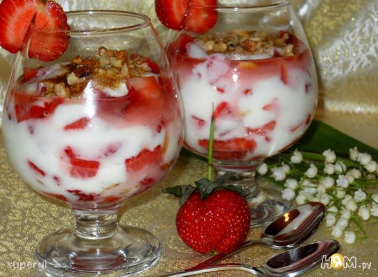 Рецепт Летний клубничный десерт с йогуртом