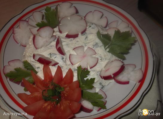 Салат из редиса с соленым творогом и зеленью